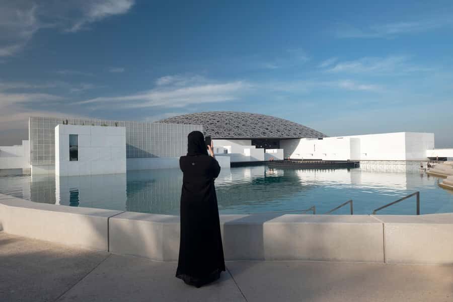 From Abu Dhabi: City Tour with Grand Mosque & Louvre Museum - What to look for inside the mosque (beyond the big photos)
