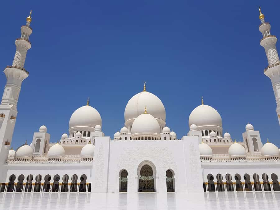 From Dubai: Abu Dhabi City Tour - Inside Sheikh Zayed Grand Mosque: Golden Minarets and Smart Dress-Code Moves