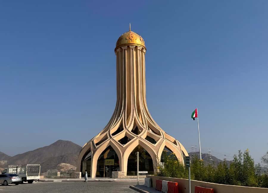 From Dubai: Fujairah City Tour - Rabi Tower: the short hike that pays off