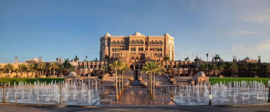From Dubai: Private Abu Dhabi Tour With Qasar Al Watan - Quick hits before you go