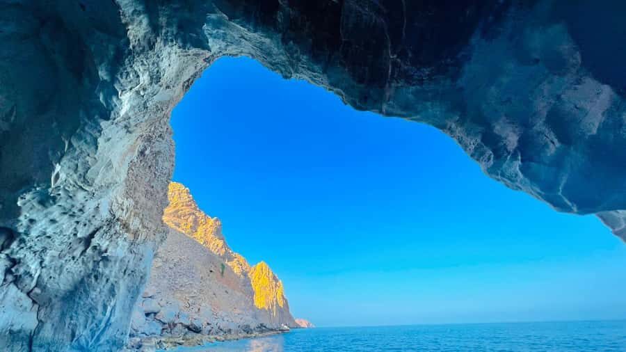 From Dubai/Sharjah/RAK: Dibba Musandam Trip & Dhow Cruise - Boarding the dhow: what the ride feels like once you’re on the water