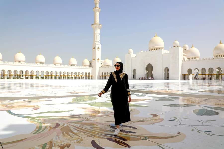 From Dubai: Sheikh Grand Zayed Mosque & Ferrari World Trip - Mosque Etiquette That Keeps Your Visit From Getting Stressed