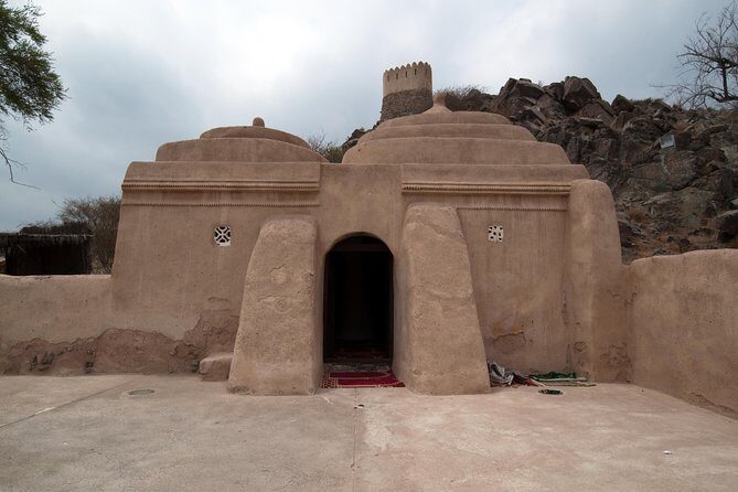 Fujairah Full-Day Tour from Dubai With Spanish-Speaking Guide - How the Spanish-speaking guide turns stops into a story