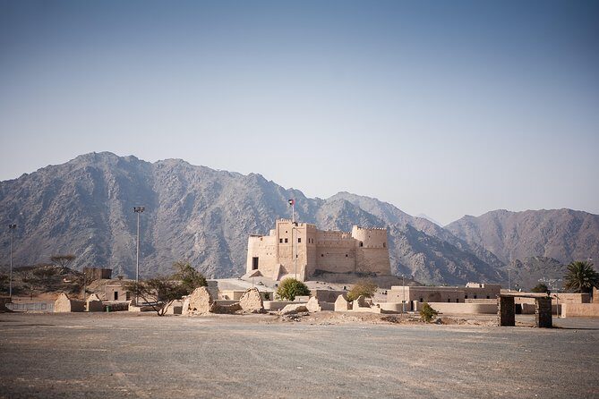 Fujairah Full-Day Tour from Dubai With Spanish-Speaking Guide - Sheikh Zayed Mosque in Fujairah: panoramic viewing and the dress code reality check
