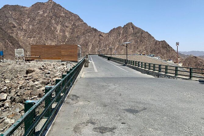 Hatta tour with lunch (Wadi - Dam & Lake) - Hatta Lake and the dam: where the photos turn into an activity