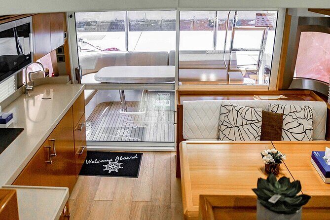 Luxury cruise on The Pearl 48ft to Atlantis & Burj Al Arab. - Why The Pearl yacht charter feels different from a bus tour