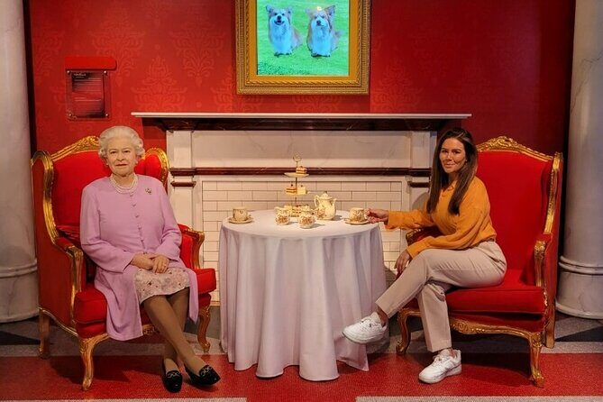 Madame Tussauds Dubai Admission Ticket - Staff and photographers who help you get the shot right
