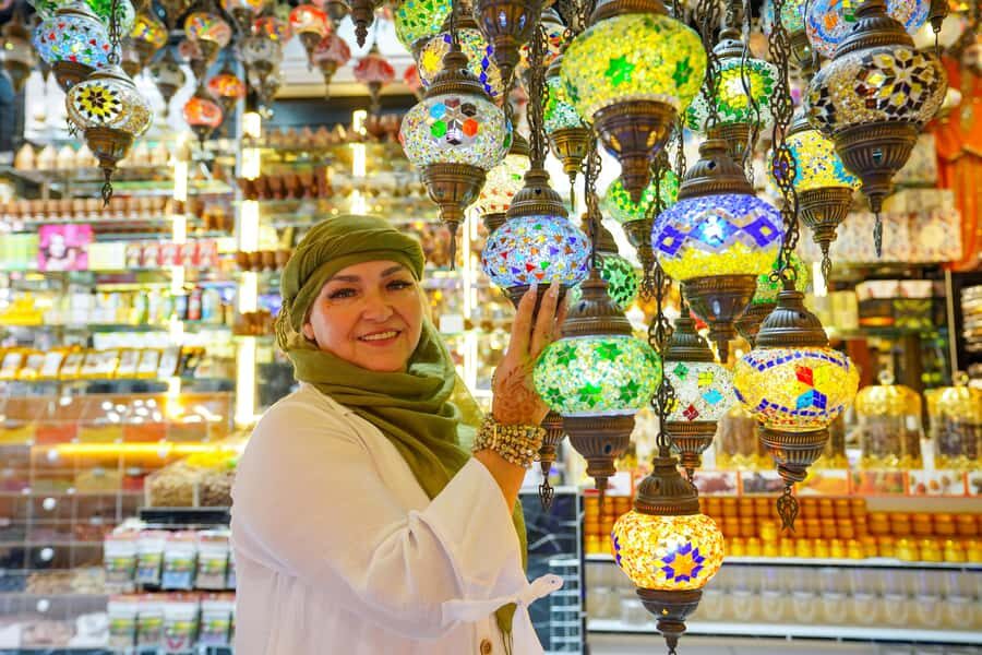 Old Dubai Historic Guided Tour: Creek, Street Food & Souks - Spice Souk and Gold Souk time: how to bargain without losing your footing