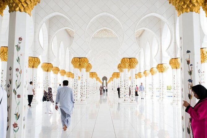 Private Abu Dhabi 5 Wonders Tour with Emirates Palace Lunch - Sheikh Zayed Grand Mosque Center: A Must-See That Still Feels Thoughtful
