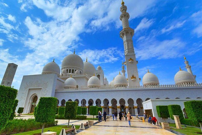 Private Abu Dhabi Full-Day Tour From Dubai - How the guide makes this tour feel truly private