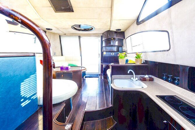 Private Charter Yacht: Dubai Marina, Atlantis And Burj al Arab - Atlantis the Palm and Burj Al Arab: getting close, not just passing by