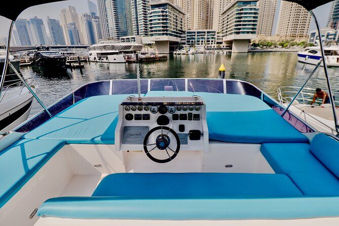 Private Luxury Yacht cruise around Atlantis and Dubai Marina - Sunset vs day cruise: when to go for the best photos