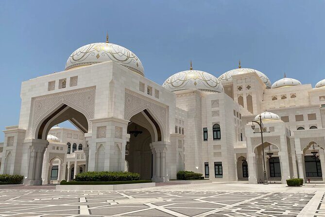 Qasr Al Watan Admission Ticket - Spirit of Collaboration: the chandelier made of 350,000 crystals