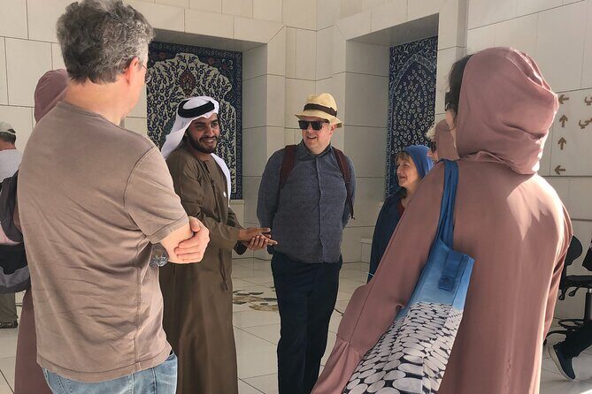 Sheikh Zayed Grand Mosque with Emirati - Guide Naser and the value of clear explanations