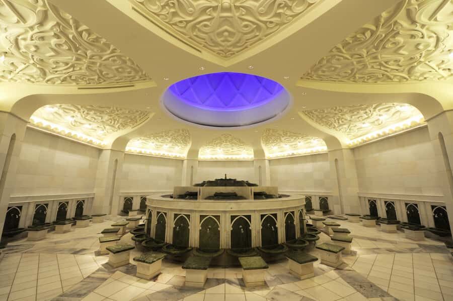 Sport and Luxury in Abu Dhabi: 1-Day Tour from Abu Dhabi - Key Points at a Glance