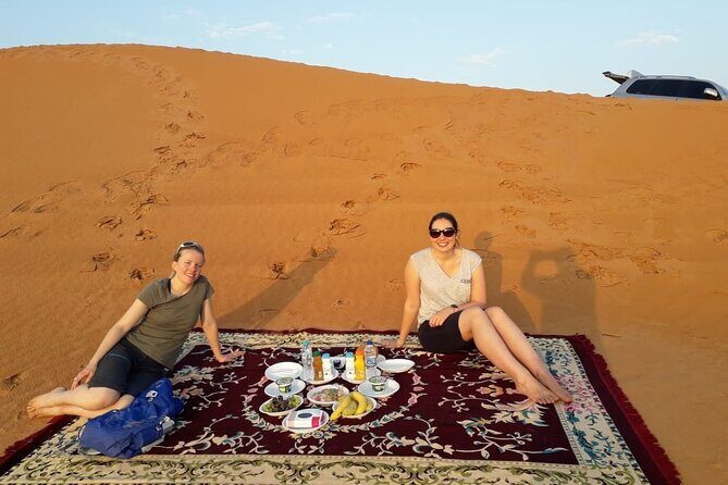 Sunrise Early Morning Desert Safari with Refreshments - Photo stop in the middle of the dunes: plan for the moment