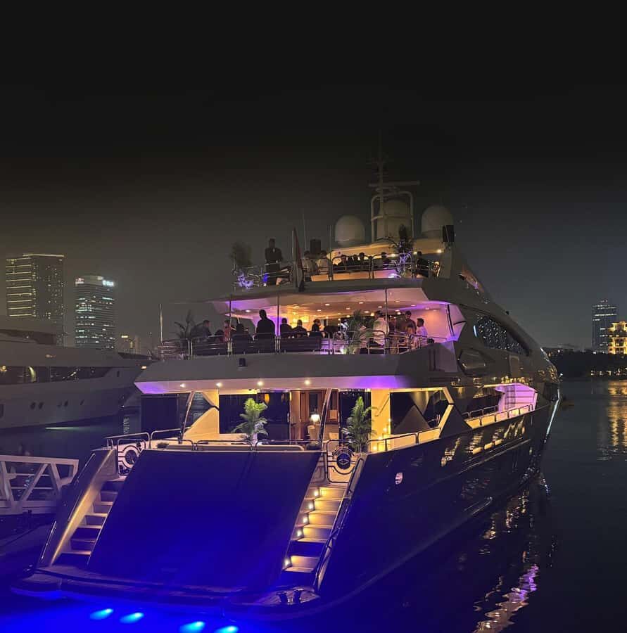 Sunseeker Superyacht: VIP Dinner, Premium Drinks& Live Music - Where You Meet the Yacht (and What That Means for Your Night)