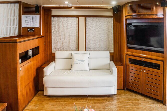 Sunset escape on Bluemoon 64ft from Dubai Marina to Atlantis - Crew service: why names like Krishna, John, and Captain Shamas pop up