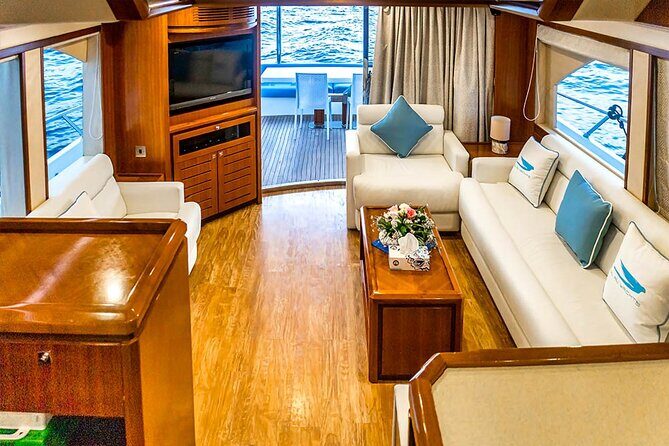 Sunset escape on Bluemoon 64ft from Dubai Marina to Atlantis - Getting the most out of a 2–4 hour window