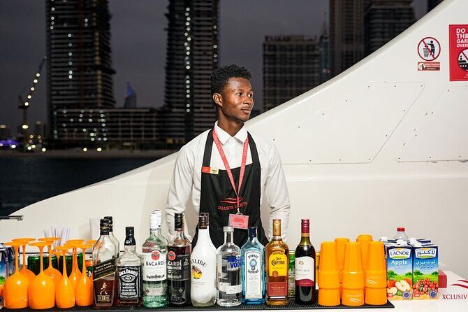 Superyacht Experience in Dubai with Dinner and Live Music - Live music, DJ energy, and the party factor