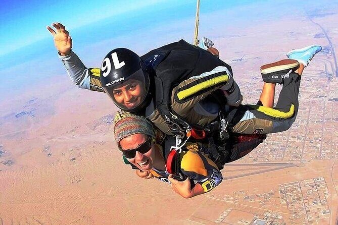 Tandem Skydive experience in Dubai - The ride up to 13,000 feet: what those 20 minutes feel like