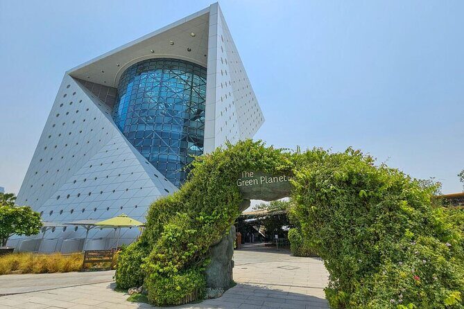 The Green Planet Dubai with Options - The man-made tree and how the exhibit connects the dots