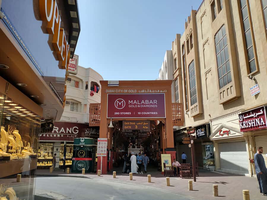 Walking Tour in Old Dubai Explor Heritage & Traditional Souq - Souq Al Kabeer and the Narrow Lanes Connection